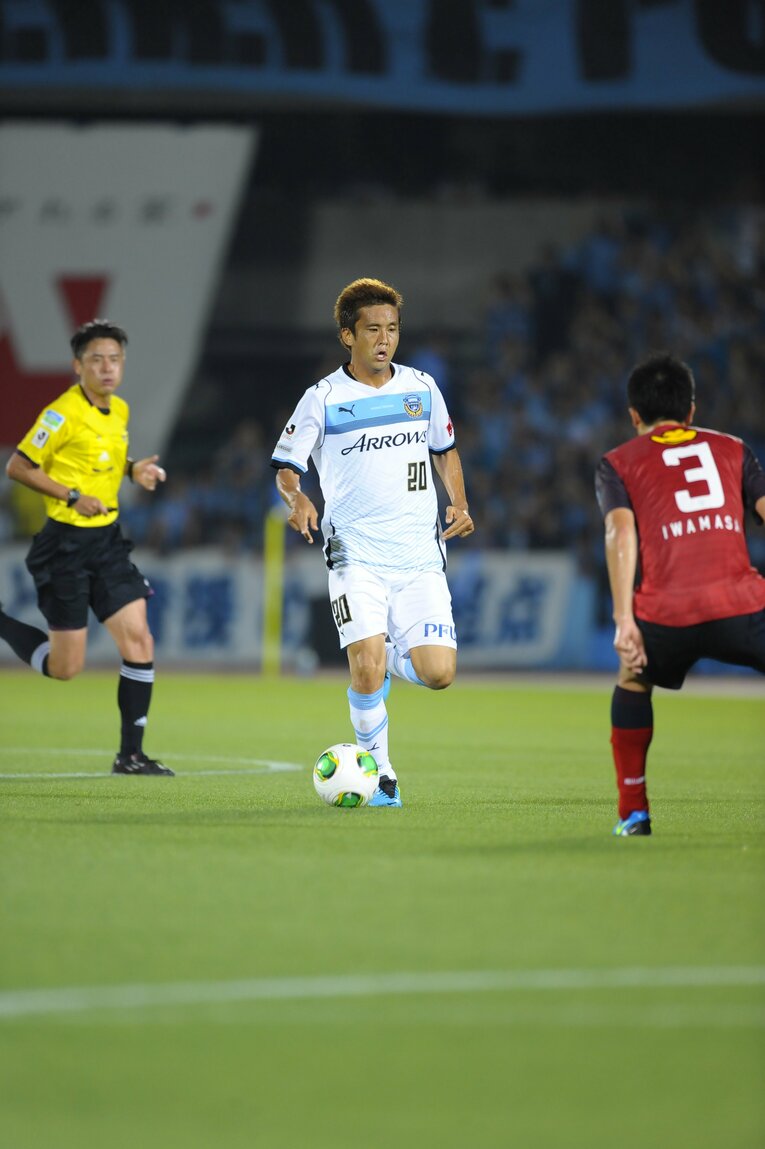 岩政大樹と稲本潤一のマッチアップ　©Toshiya Kondo