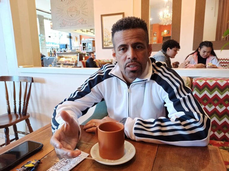 『オールドルーキー』顔負けのドラマ性… “ブラジルで運営クラブが2年連続昇格”三都主アレサンドロの引退後がスゴい〈両親・妻に直撃〉(70)