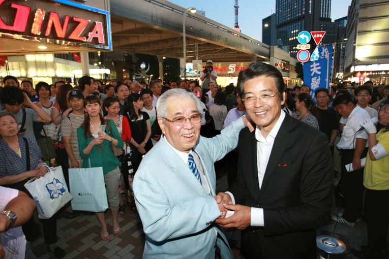 2010年、国民新党から出馬した江本孟紀の応援にかけつけた野村克也氏　©Sankei Shimbun