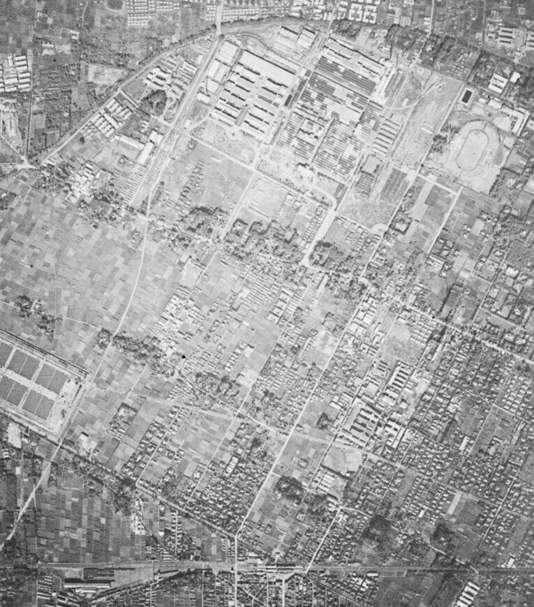 1944年の三鷹駅周辺の航空写真。まだ野球場はない　出典：国土地理院の空中写真