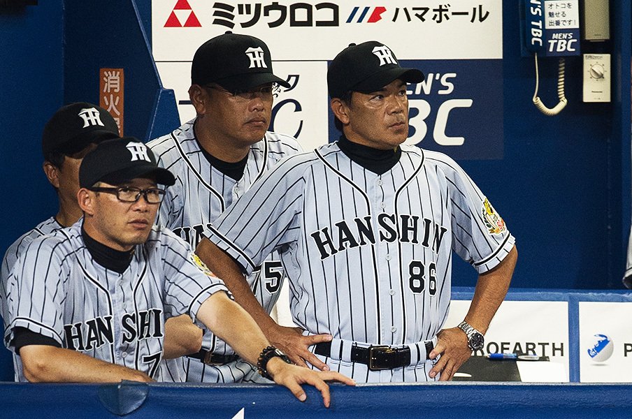 “鳴くまで待つ”か“鳴かぬなら”か?阪神と巨人の監督比較、秋の陣。<Number Web> photograph by Nanae Suzuki