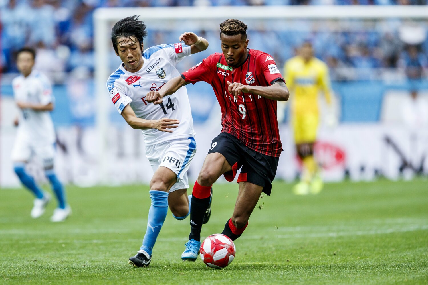 札幌の攻撃陣を牽引していた鈴木武蔵（右）。2020年夏にベルギーリーグへ移籍を発表した（写真は2019年ルヴァン杯）©︎Kiichi Matsumoto