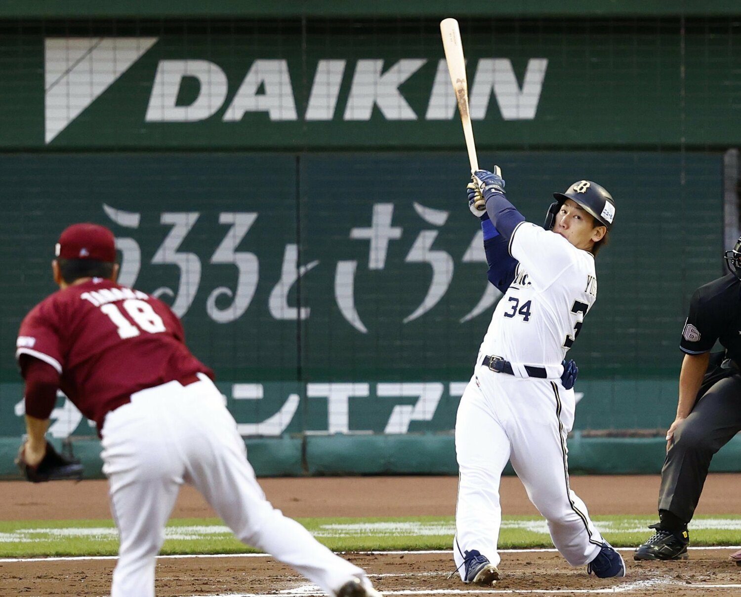 豪快なスイングで楽天・田中将大からホームランを放つ吉田正尚　©︎KYODO