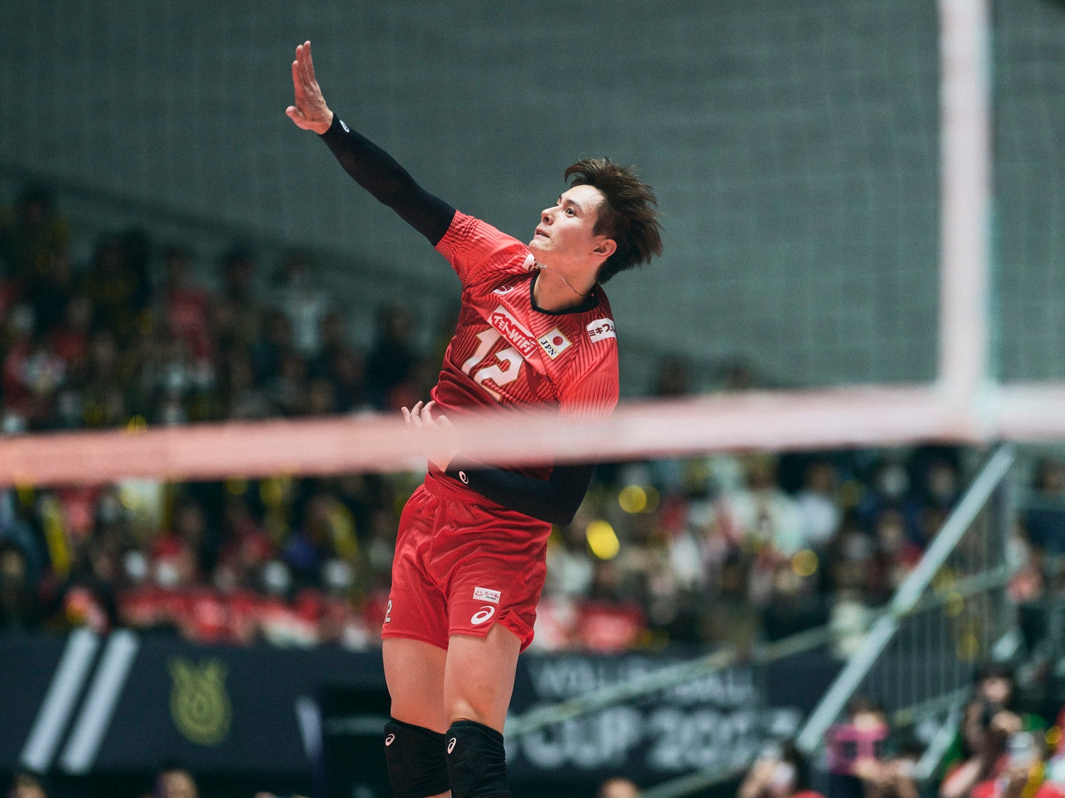 元々の強みだった守備力だけでなく、攻撃面でも劇的な成長を遂げた高橋藍　©Yuki Suenaga