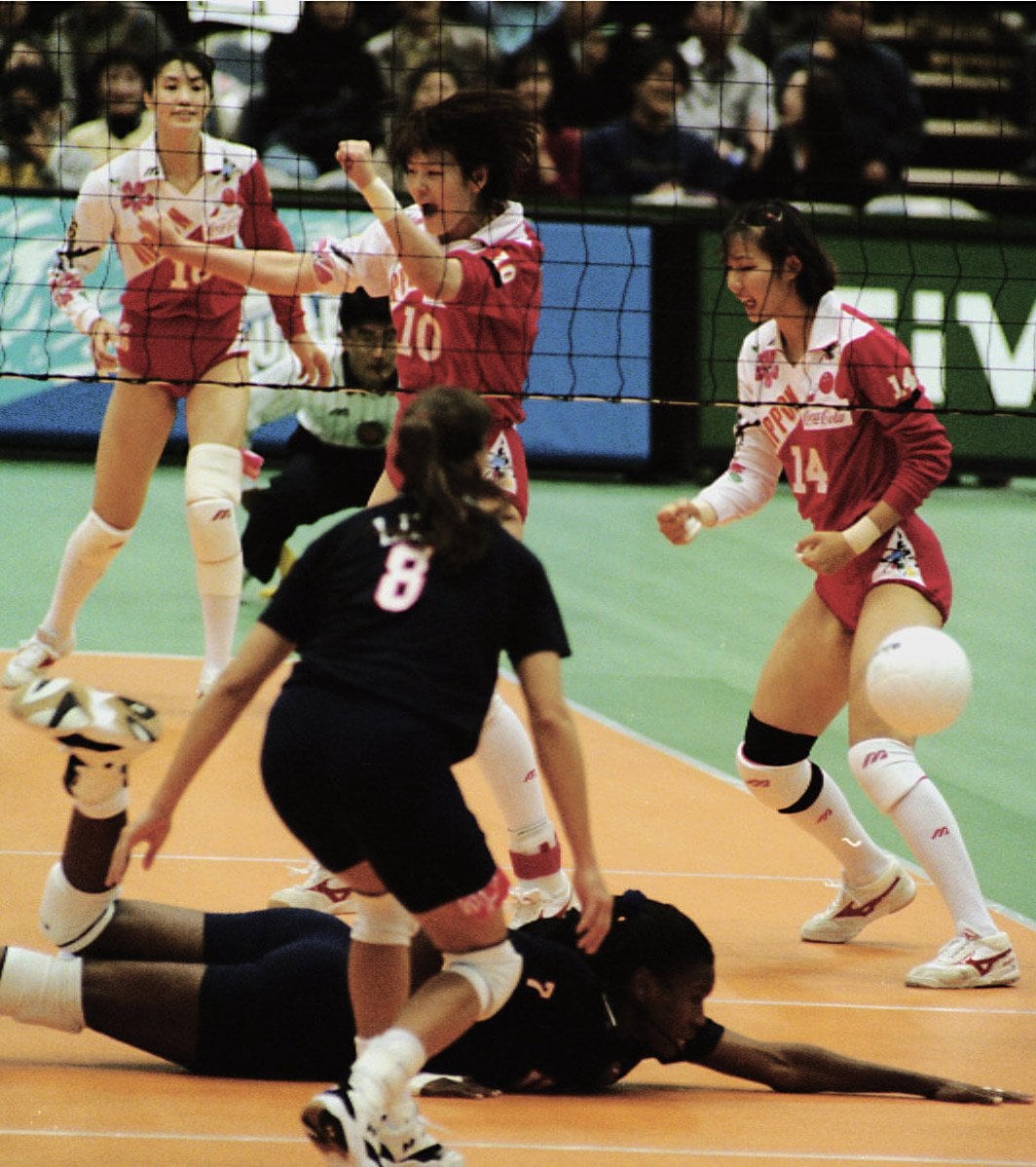 1995年ワールドカップ、対アメリカ戦でブロックを決める多治見と中野、後方には吉原（現JT監督）の姿も（c）KYODO