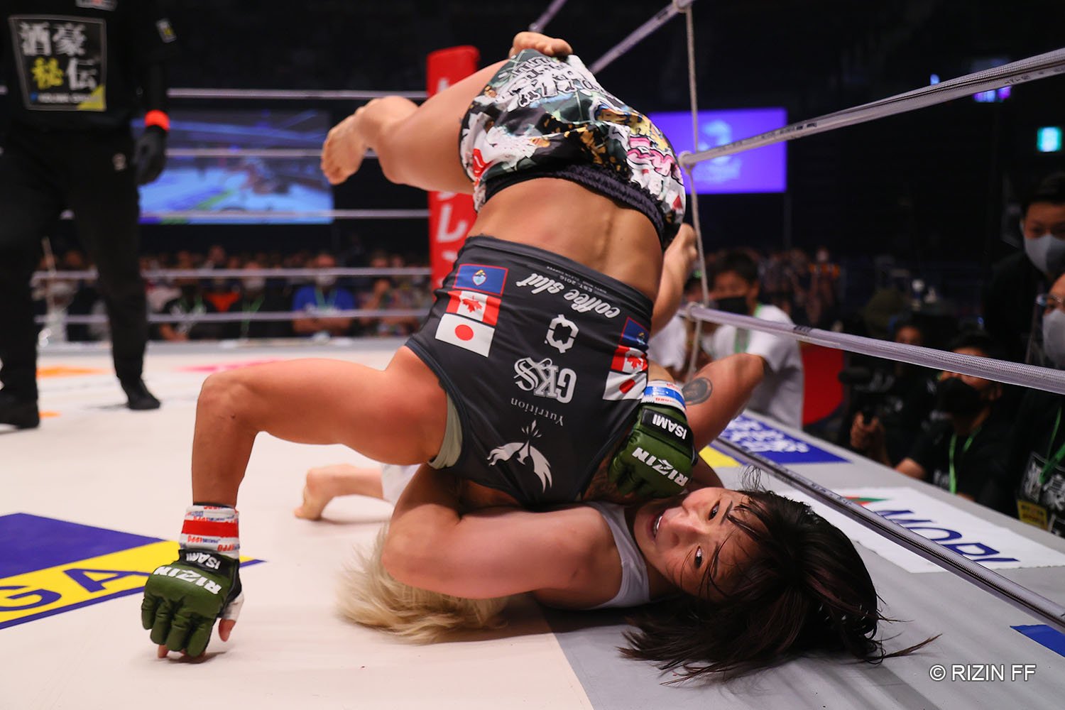 グラウンドで得意の組み技に持ち込む大島　©RIZIN FF