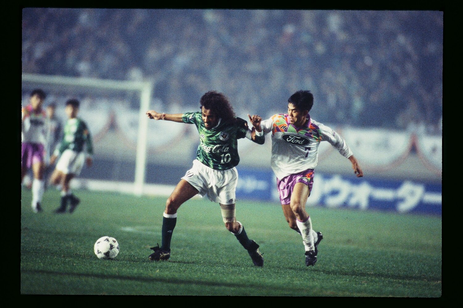 広島の森保一と競り合うラモス ©︎J.LEAGUE