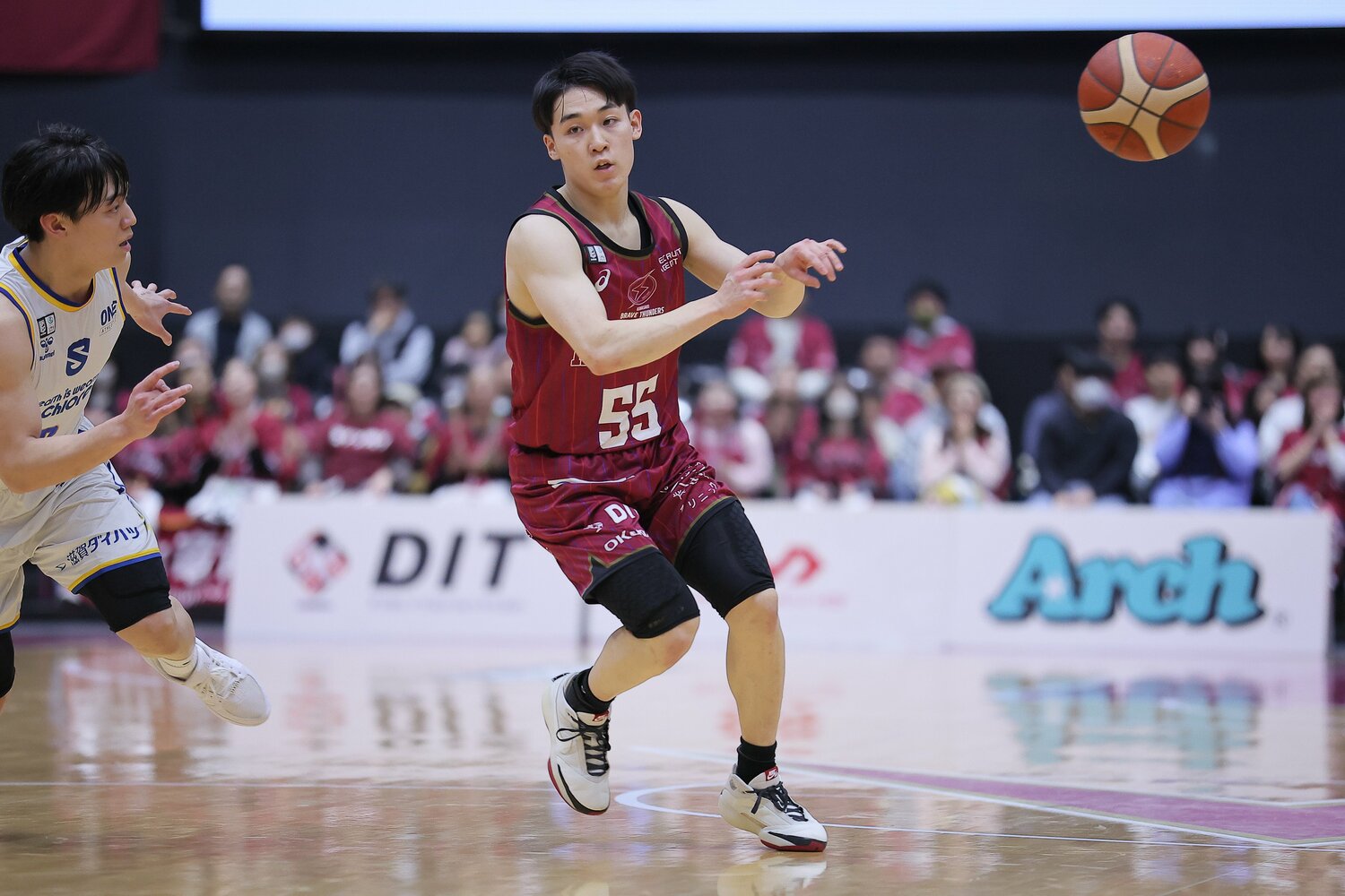 たびたび観客を沸かせている岡田のノールックパス　©︎B.LEAGUE