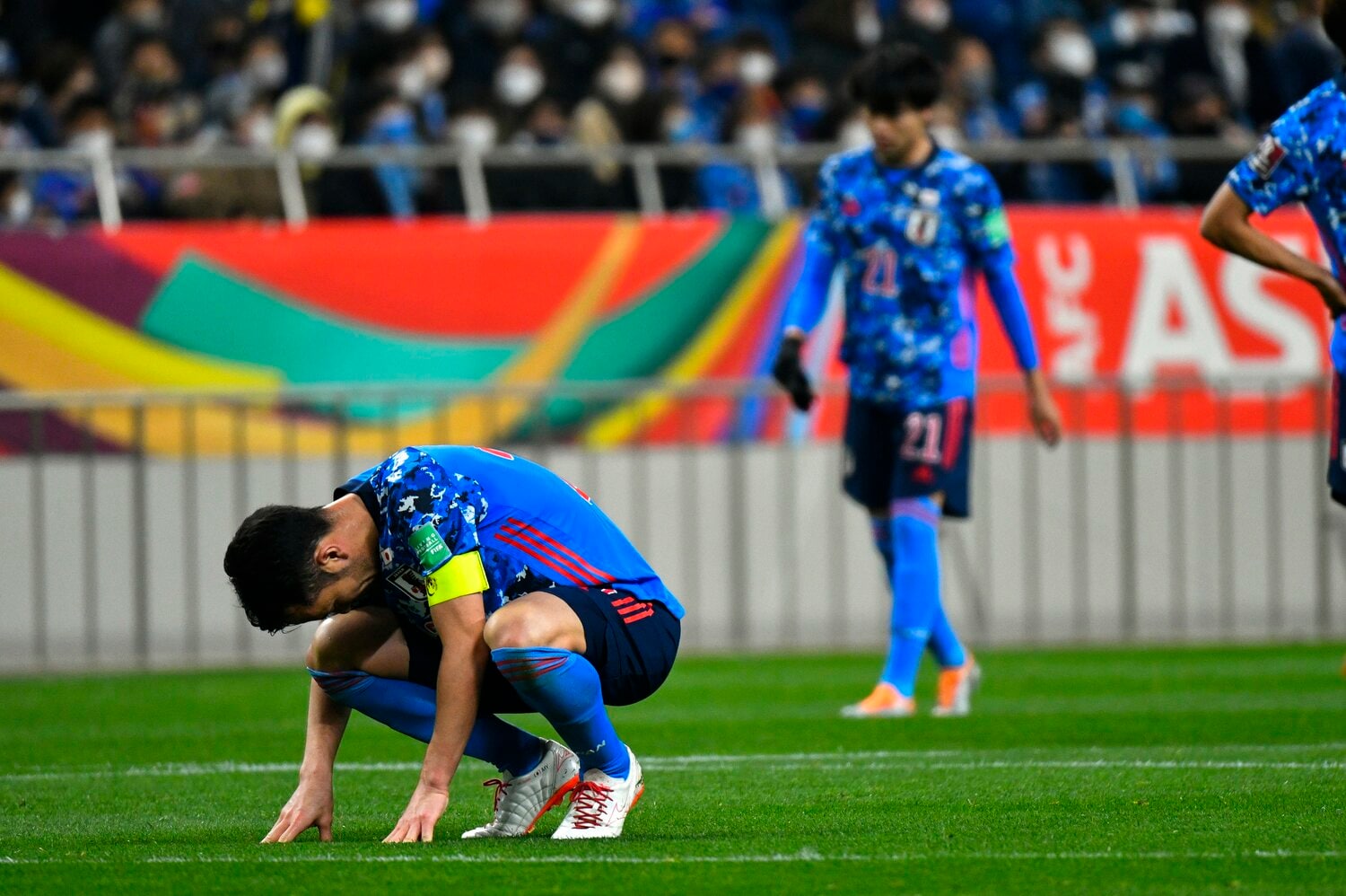 試合終了直後、キャプテンの吉田麻也は悔しそうにピッチに座り込んだ　©Takuya Sugiyama/JMPA