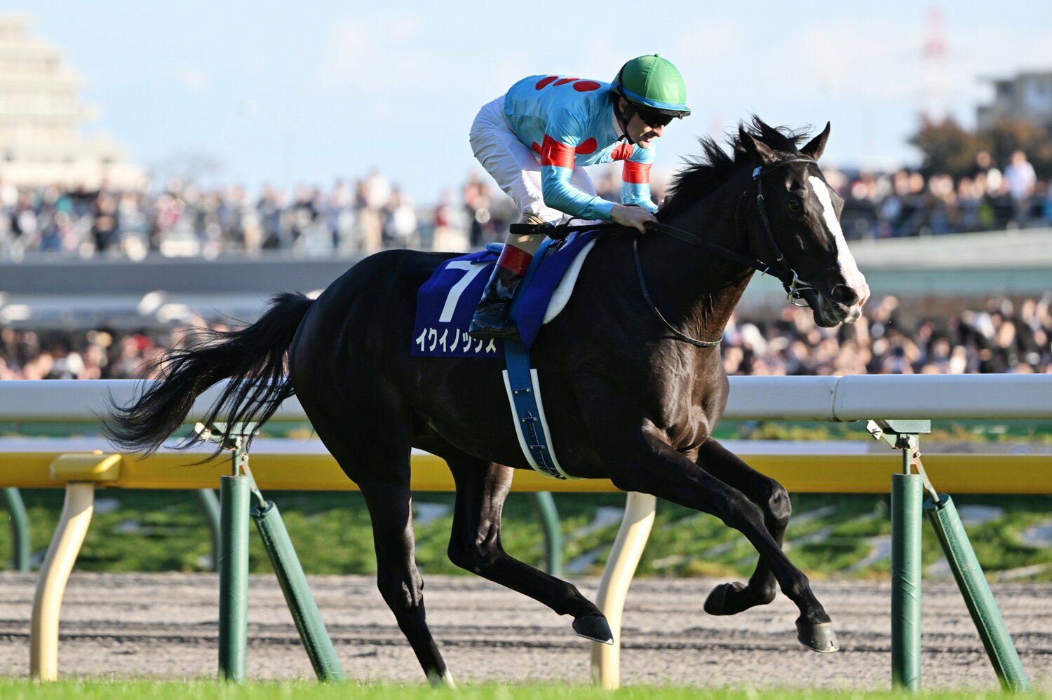 「1.55.2」という信じがたいタイムが掲示板に表示されると、東京競馬場はどよめきに包まれた　©Keiji Ishikawa