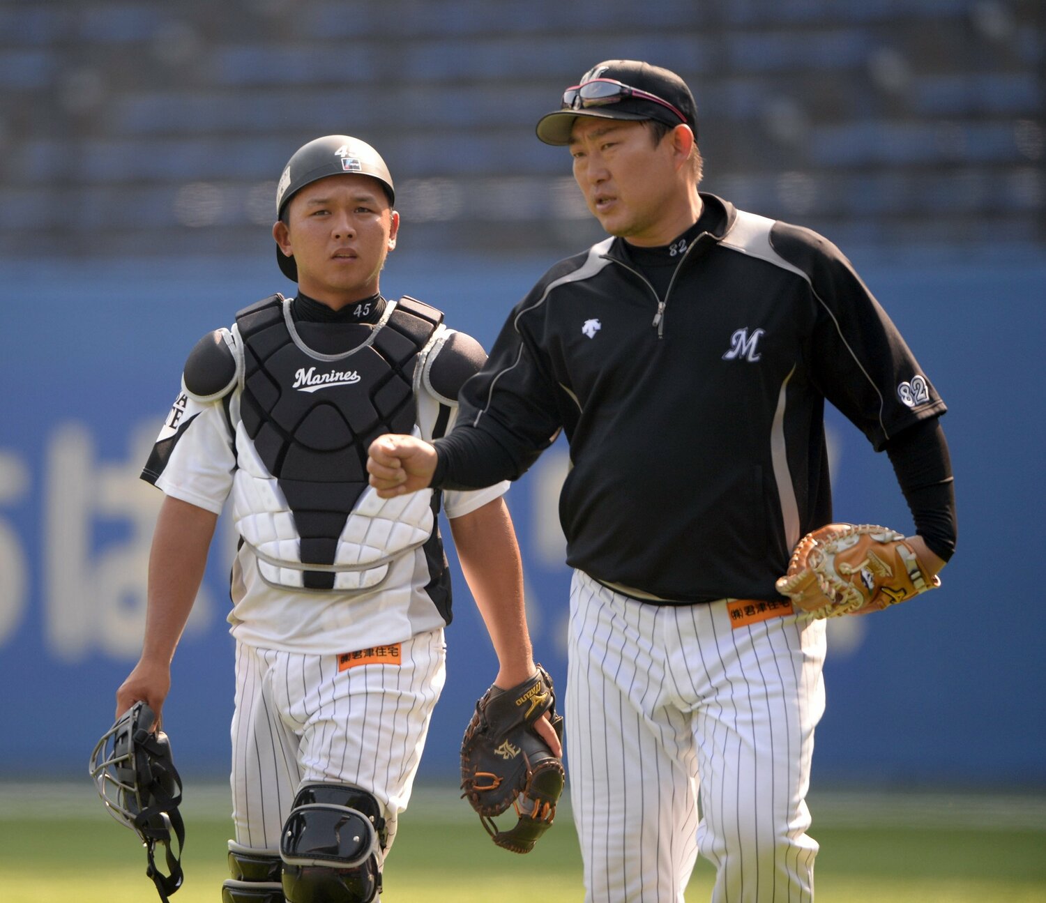 プロ1年目の2013年7月、一軍に合流したばかりの田村を指導する中村武志コーチ ©Sankei Shimbun