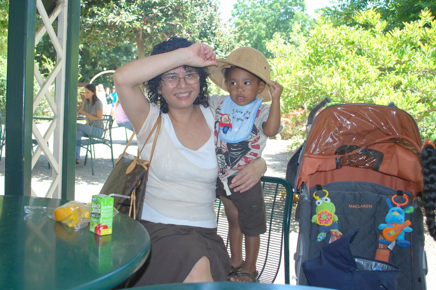 幼少期のタージと祖母・由布子さん(写真/家族提供)