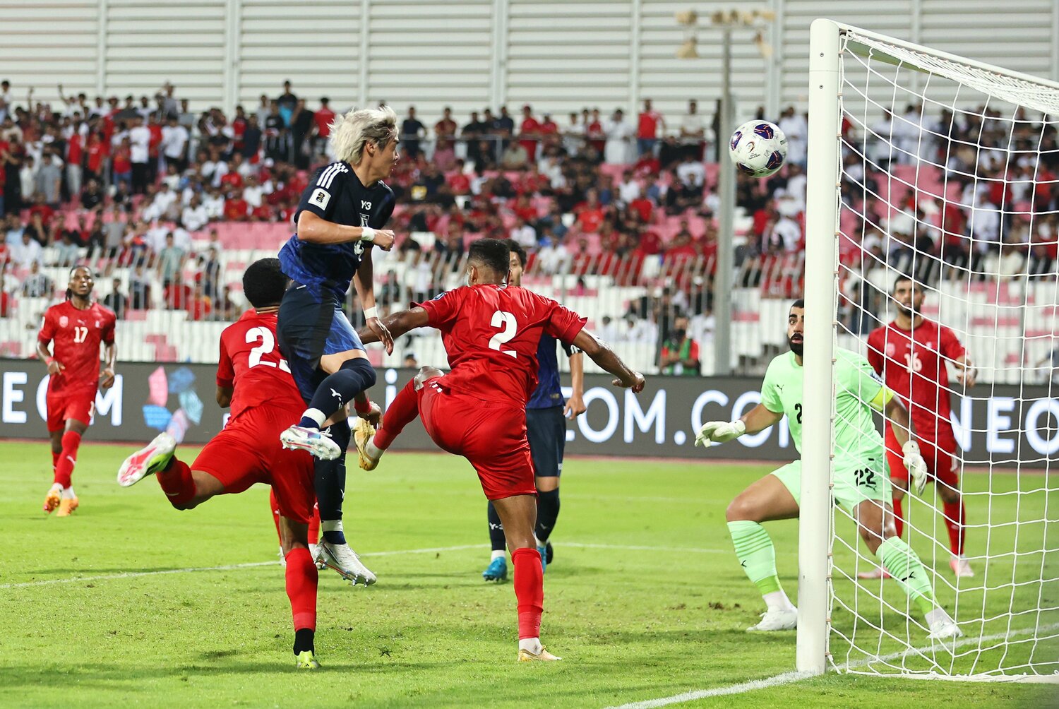 伊東純也のヘディングシュート。バーレーン戦終盤の日本について「やりたい放題」とチアゴ記者は評した　©Getty Images