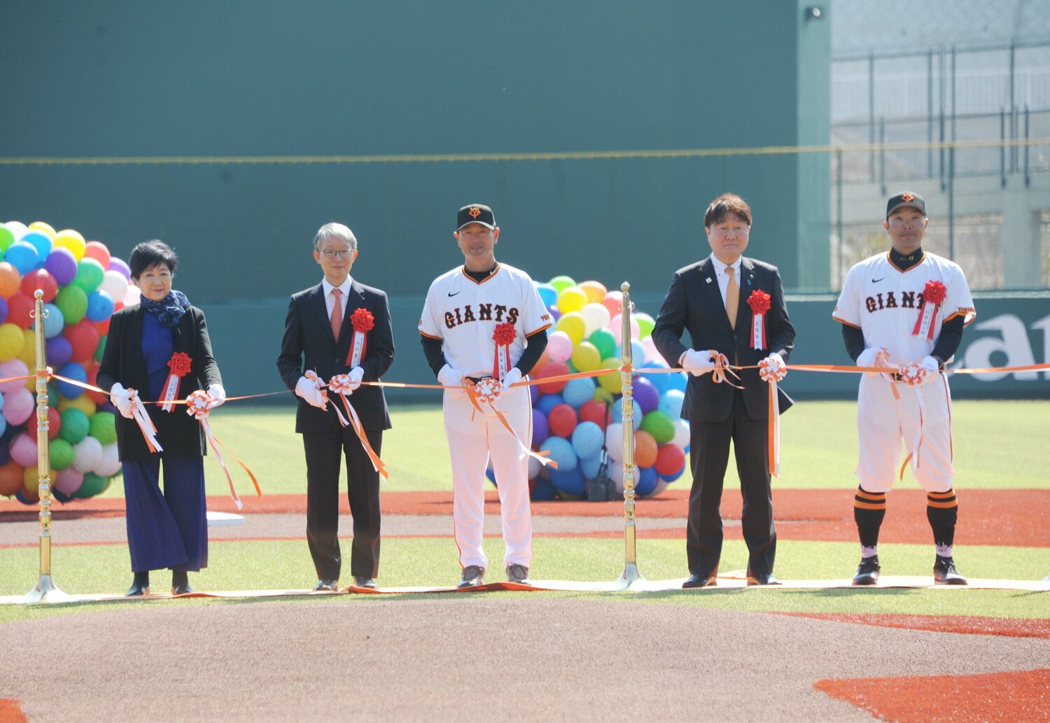2025年3月、新球場「ジャイアンツタウンスタジアム」のセレモニーでテープカットする（右から）巨人の阿部慎之助監督、高橋勝浩稲城市長、桑田真澄二軍監督、山口寿一オーナー、小池百合子東京都知事　©️JIJI PRESS