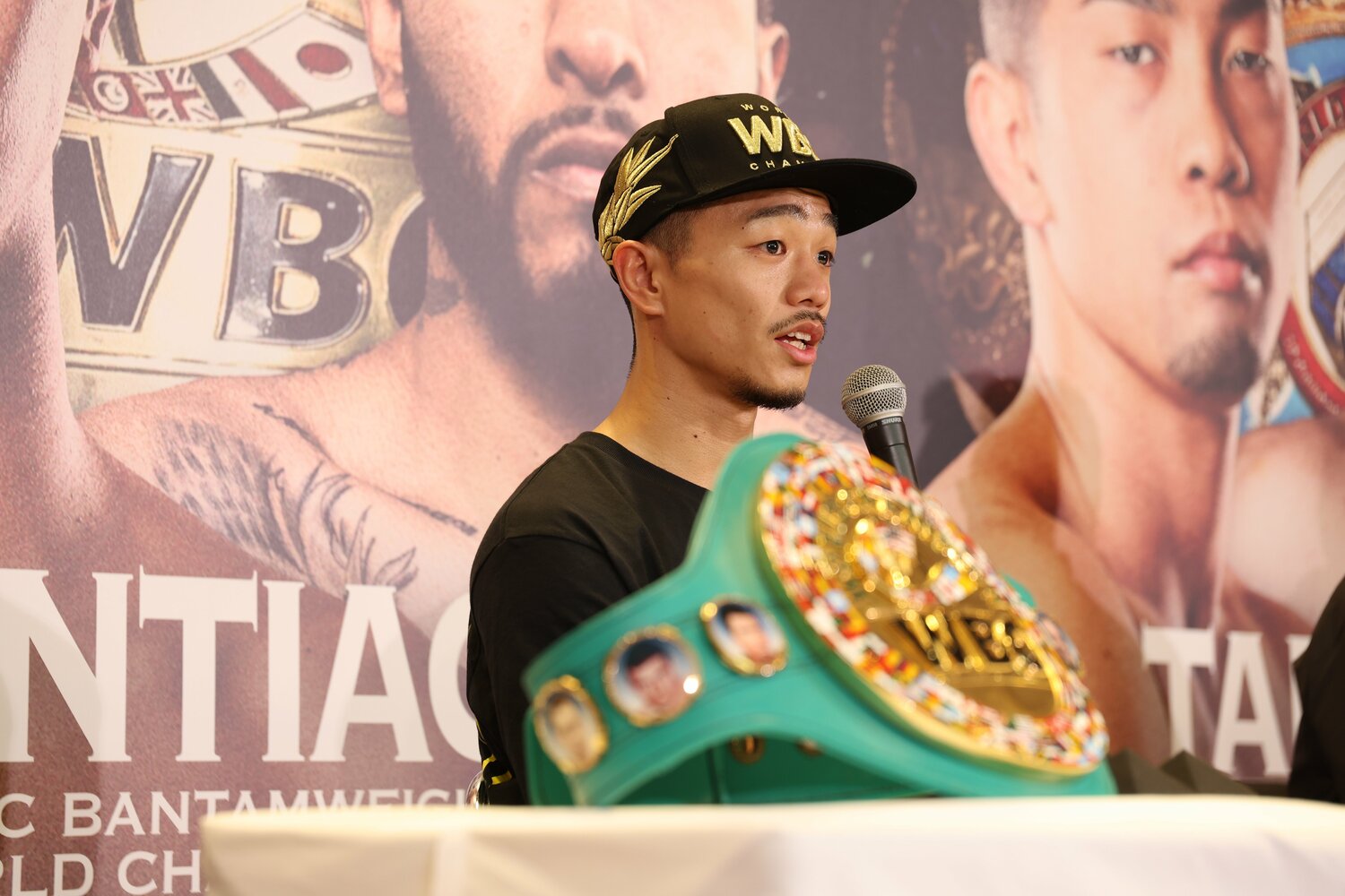 中谷潤人は「ほぼ無傷」で試合後の会見に登場した ©Naoki Kitagawa