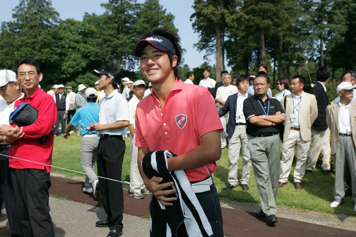 瞬く間に浸透した「ハニカミ王子」の愛称。初優勝後の関東アマの試合会場にもたくさんのギャラリーとマスコミが集まった（2007年）　©︎Hideki Sugiyama