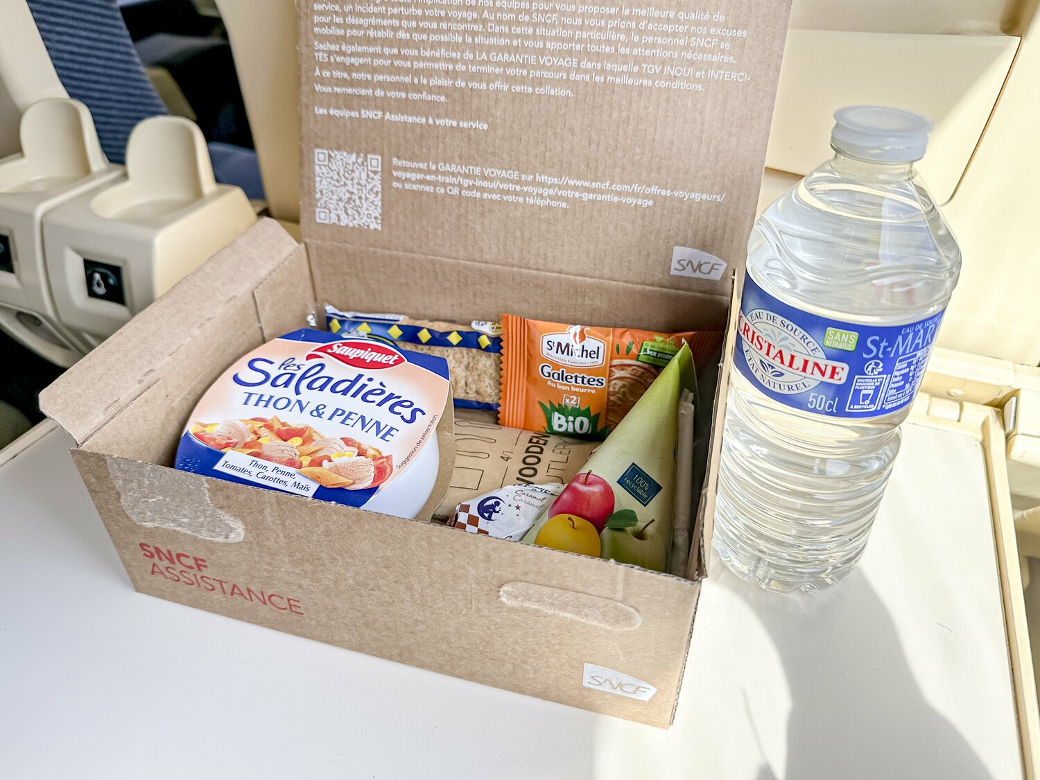 トゥールーズ発マルセイユ行きの特急。遅延でなかなか動かないと思っていたら、なんと非常食が出た　©Kiichi Matsumoto