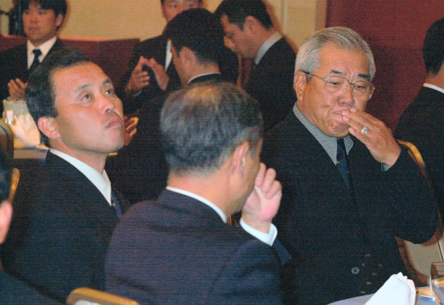 2001年のドラフト会議で同席する岡田彰布と野村克也　©KYODO