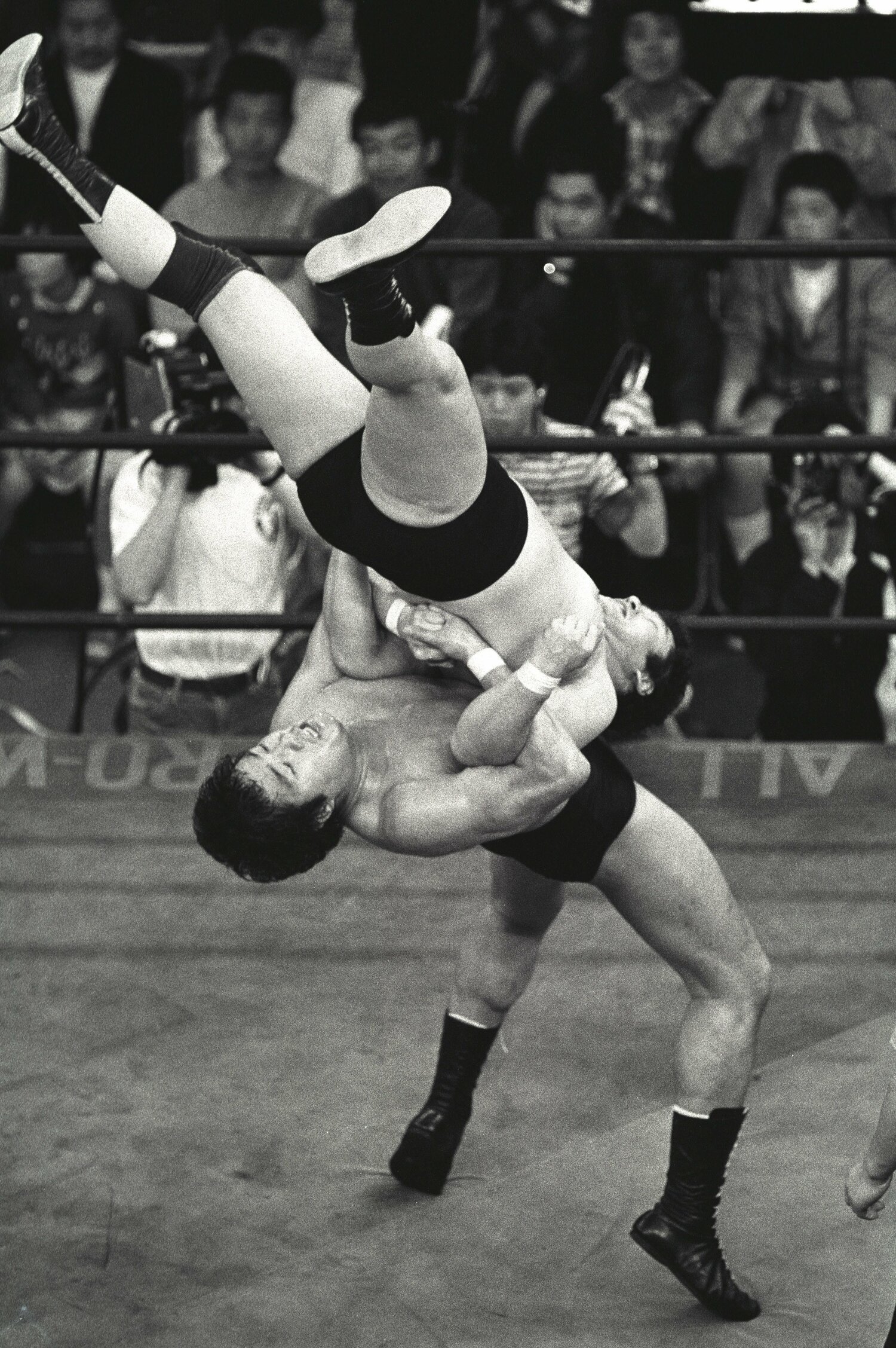 鶴田の豪快なダブルアームスープレックス