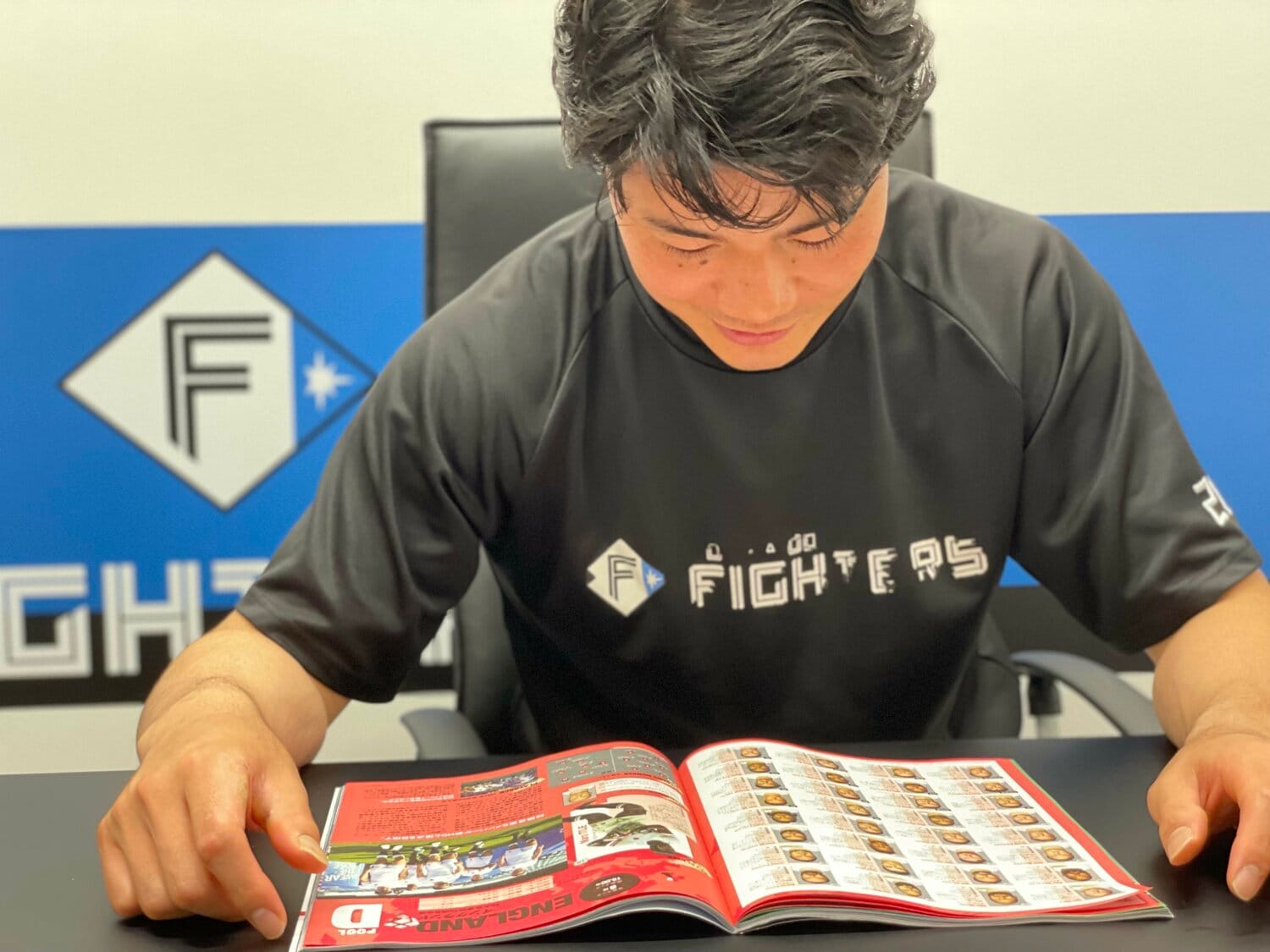 取材はイングランド戦の前。宿敵を睨みつけるようにチェック「ファレルがいないのはデカいですけど…」