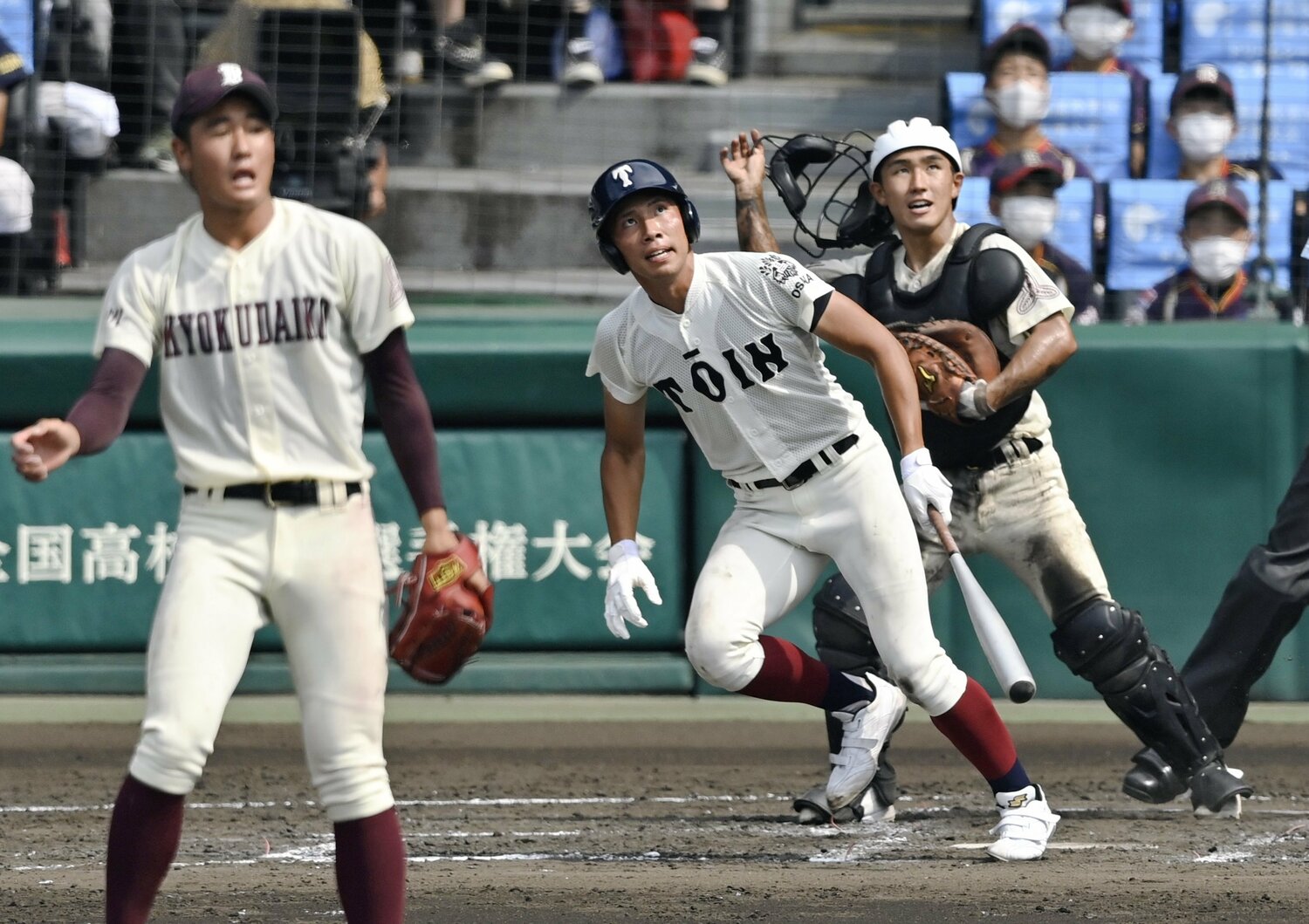旭川大戦で勝ち越しソロを放つ伊藤　©︎KYODO