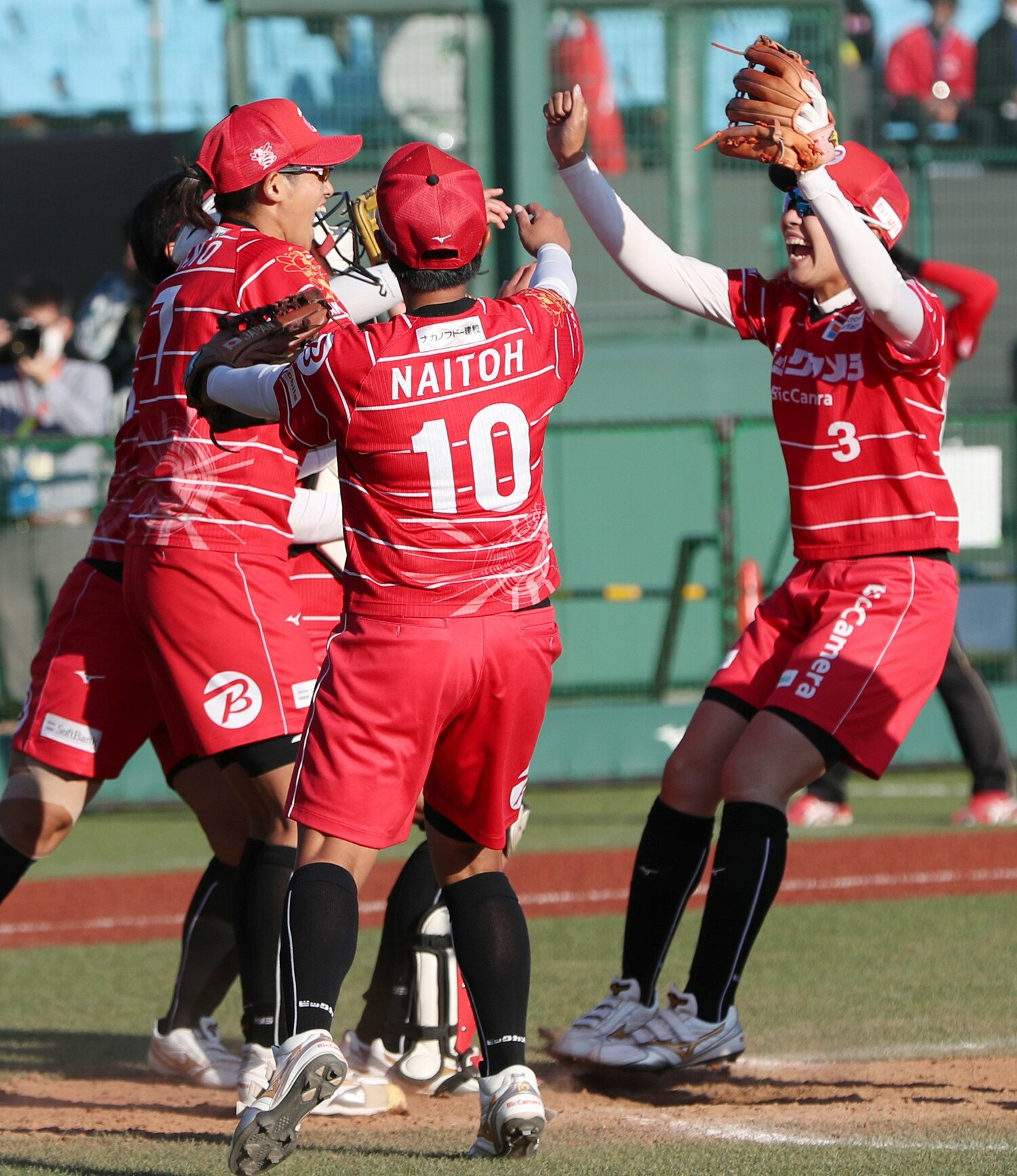 若い選手たちと喜怒哀楽をともにする。（写真は21年11月にトヨタ自動車を破り優勝を決めた瞬間）　©JIJI PRESS