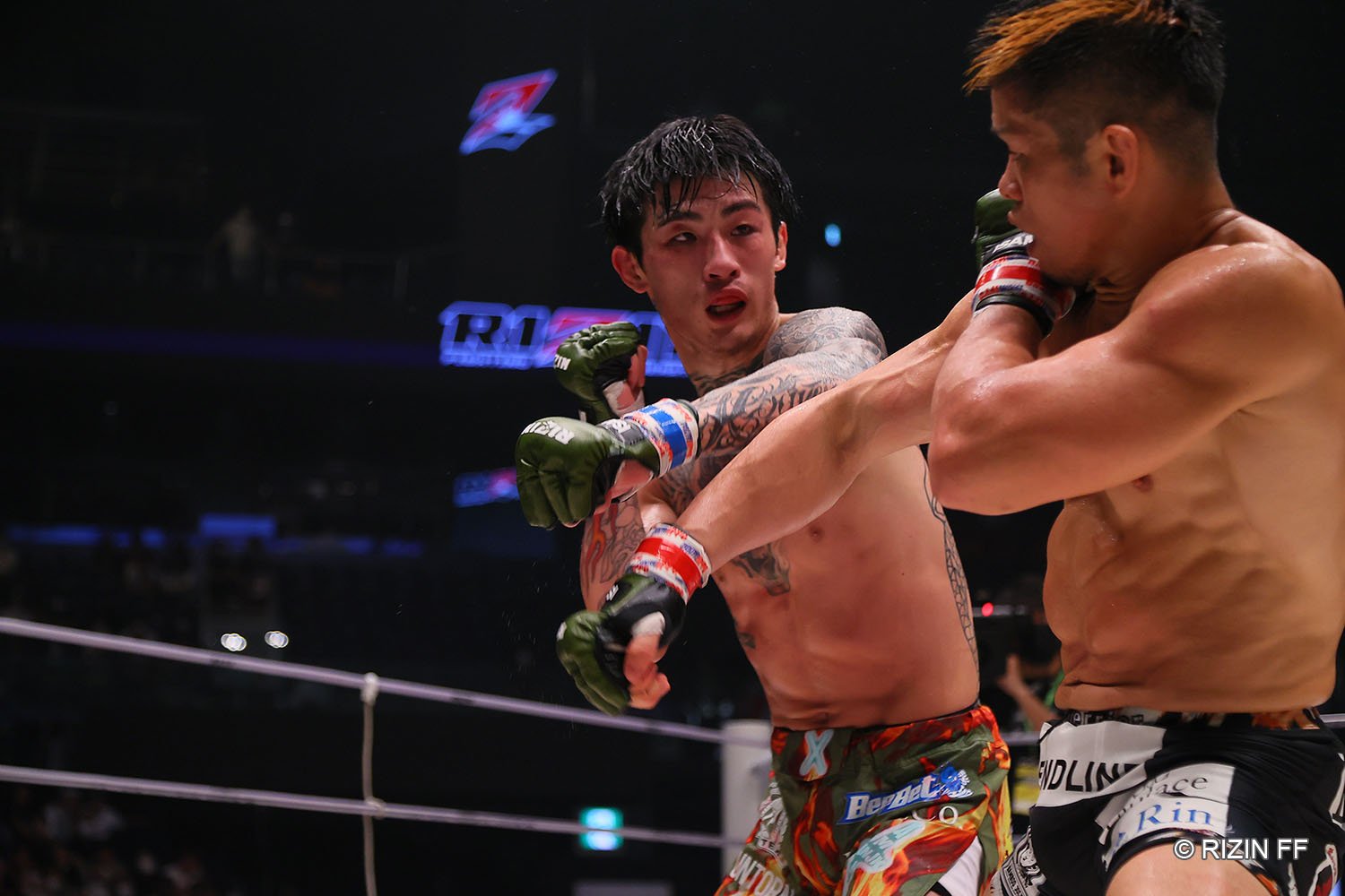 打撃戦で距離が近づく場面もあったが、すぐに「リセット」した平本　©RIZIN FF