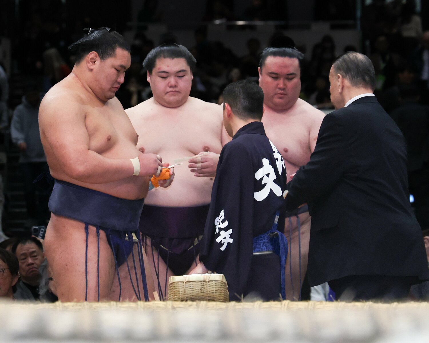 優勝決定ともえ戦に向け、クジをひく豊昇龍、王鵬、金峰山（左から）　©JIJI PRESS