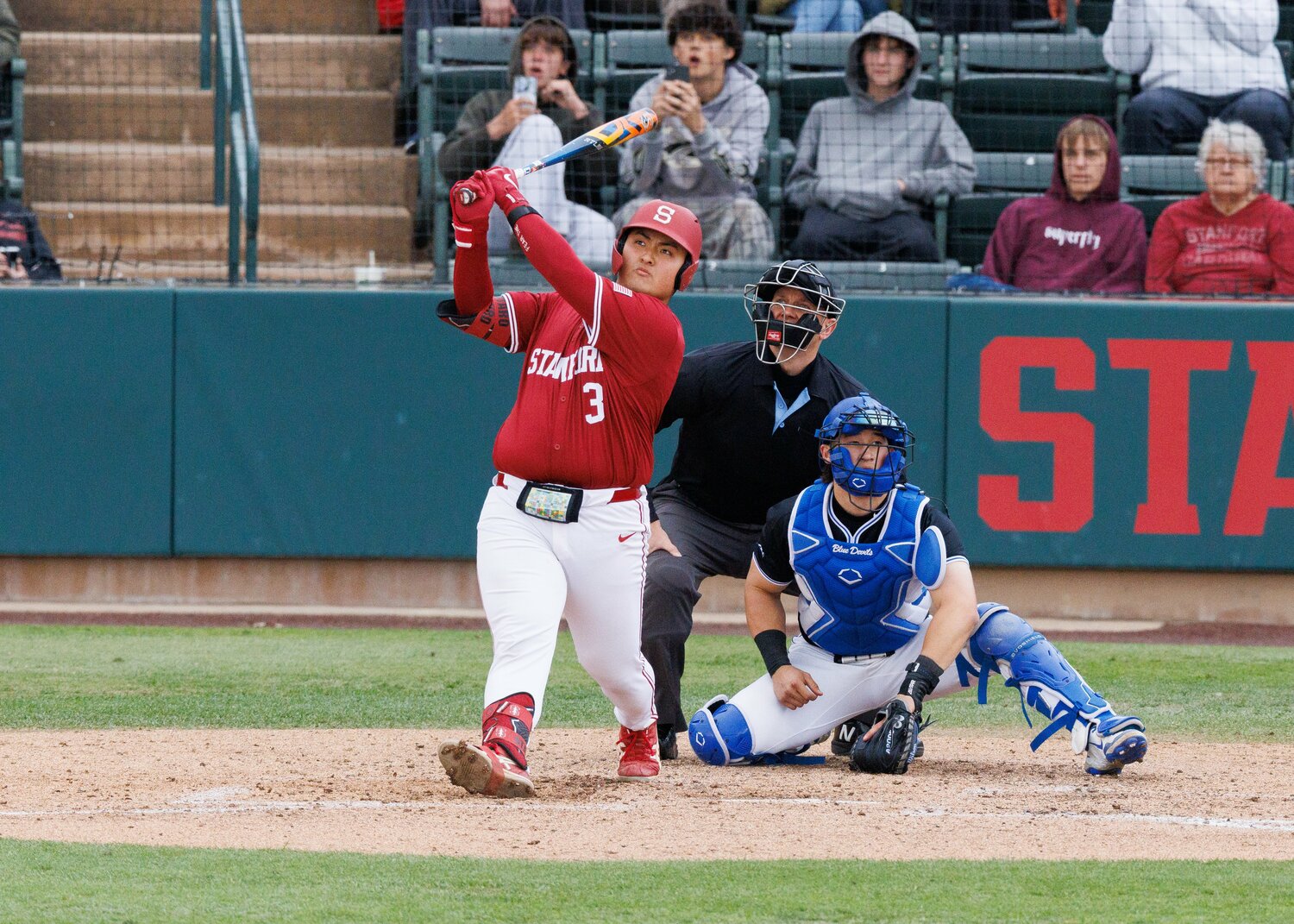 佐々木麟太郎の豪快なスイングにバッグネット裏の観客も驚きの表情　©︎Bob Drebin/ISI Photos/Getty Images