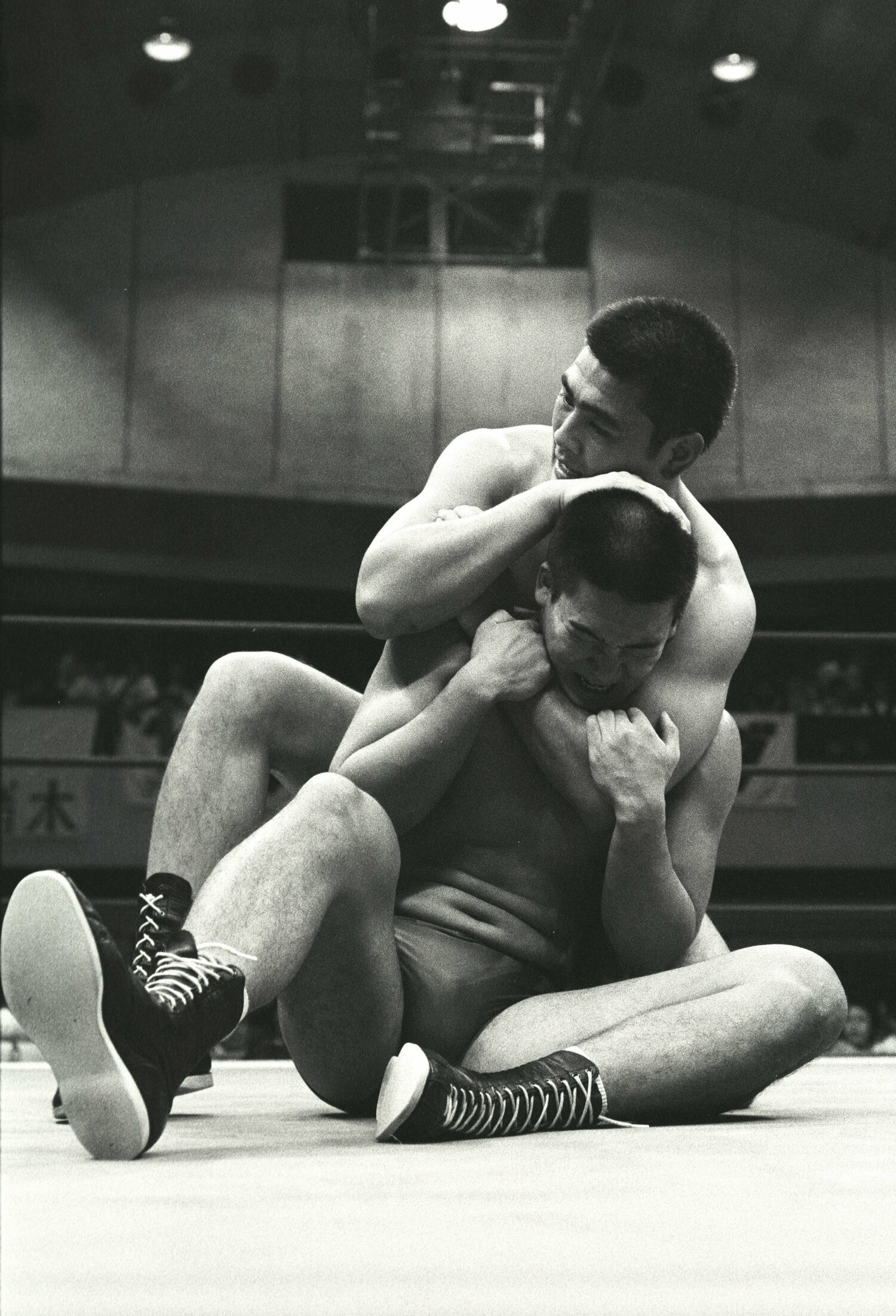 デビュー戦。蝶野正洋をスリーパーホールドで絞める武藤敬司