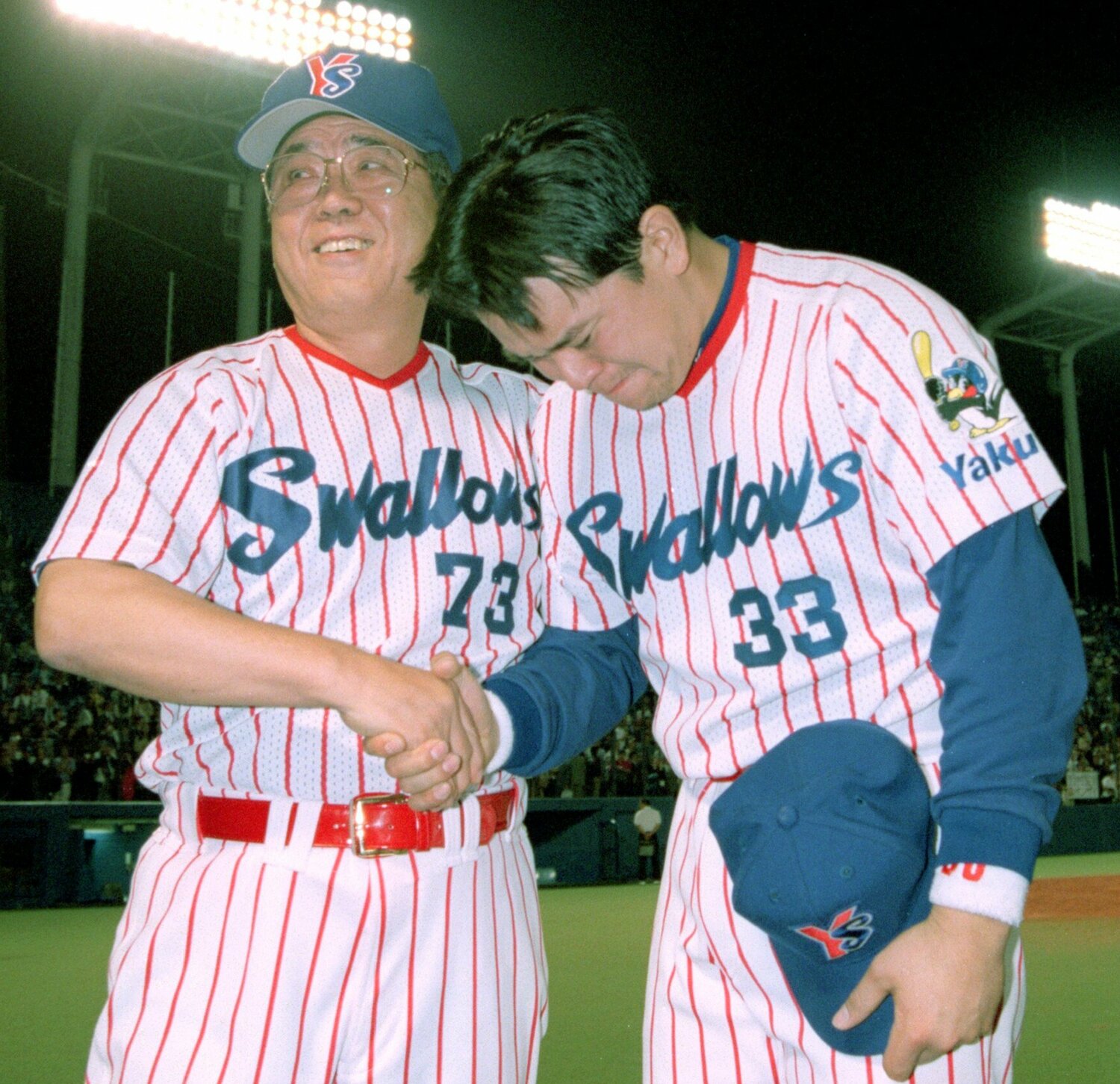 写真は1998年10月、ヤクルト監督を退任した父・野村克也監督。カツノリは涙を流した　©Sankei Shimbun