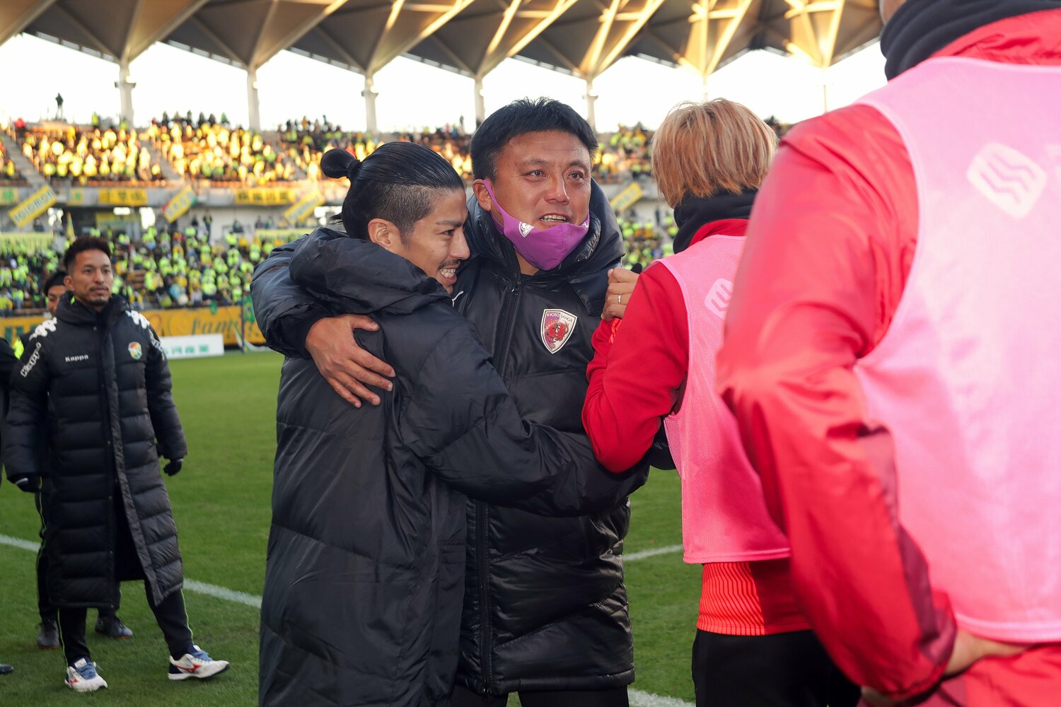 曺監督と喜びを分かち合う宮吉　©︎J.LAEGUE