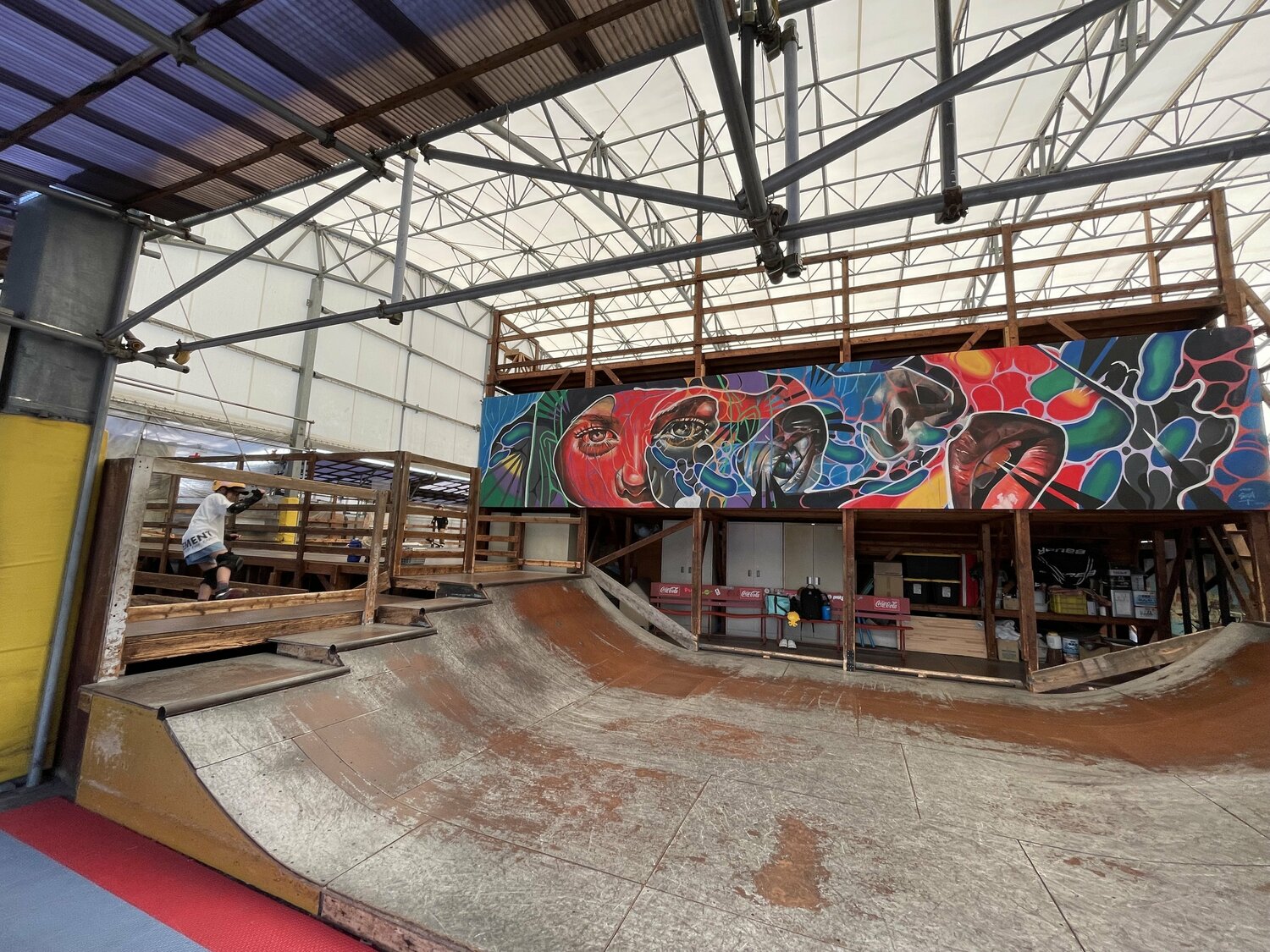 奥のアートグラフィック壁がバートの側面で、手前はランプ（楕円を半分に切ったようなセクション）　©Akatsuki Uchida 