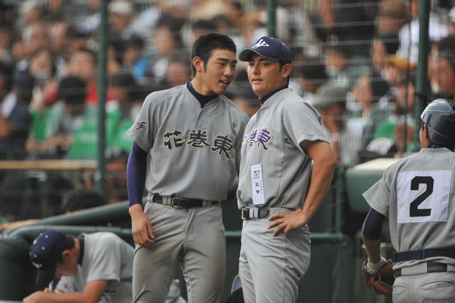 菊池雄星と話す佐々木洋監督（2009年撮影）　©Hideki Sugiyama