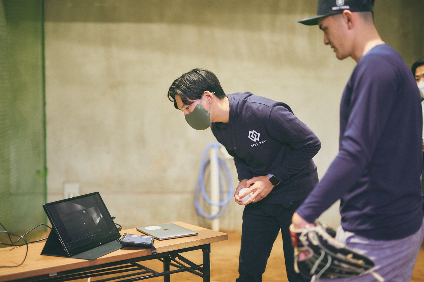 昨年12月上旬、オリックスを退団した鈴木優投手(右、現・巨人)のピッチデザインを行う森本さん ©︎Taichi Chiba