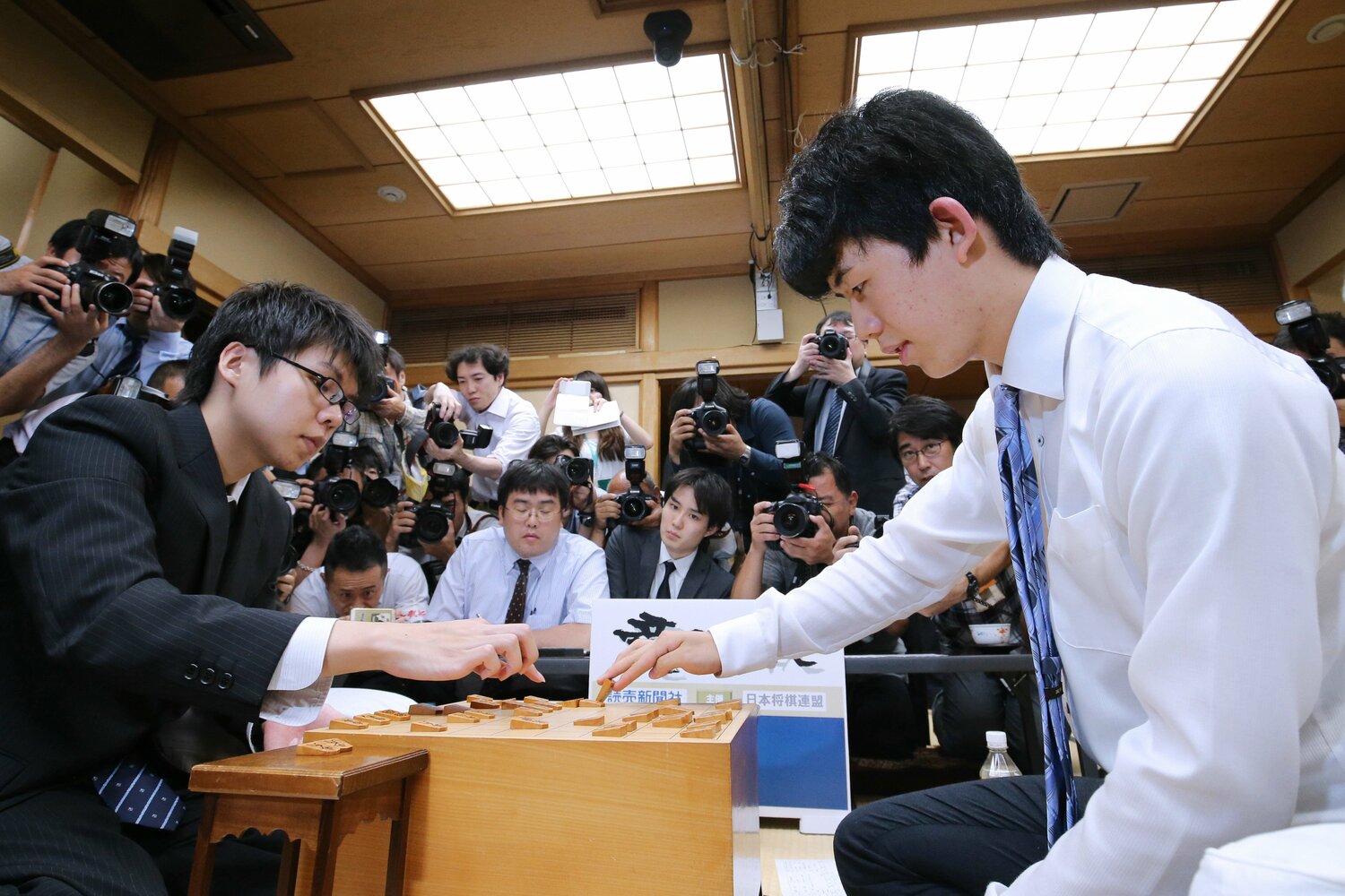 2017年、藤井がプロデビュー後29連勝を飾った相手は増田だった　©JIJI PRESS