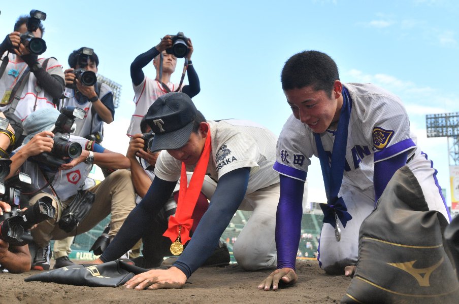 甲子園で負けたチームが土を集めるのは、なぜ“当たり前”になった？ 63年前の悲劇「沖縄の海に捨てられた甲子園の土」＜Number Web＞ photograph by Sankei Shimbun