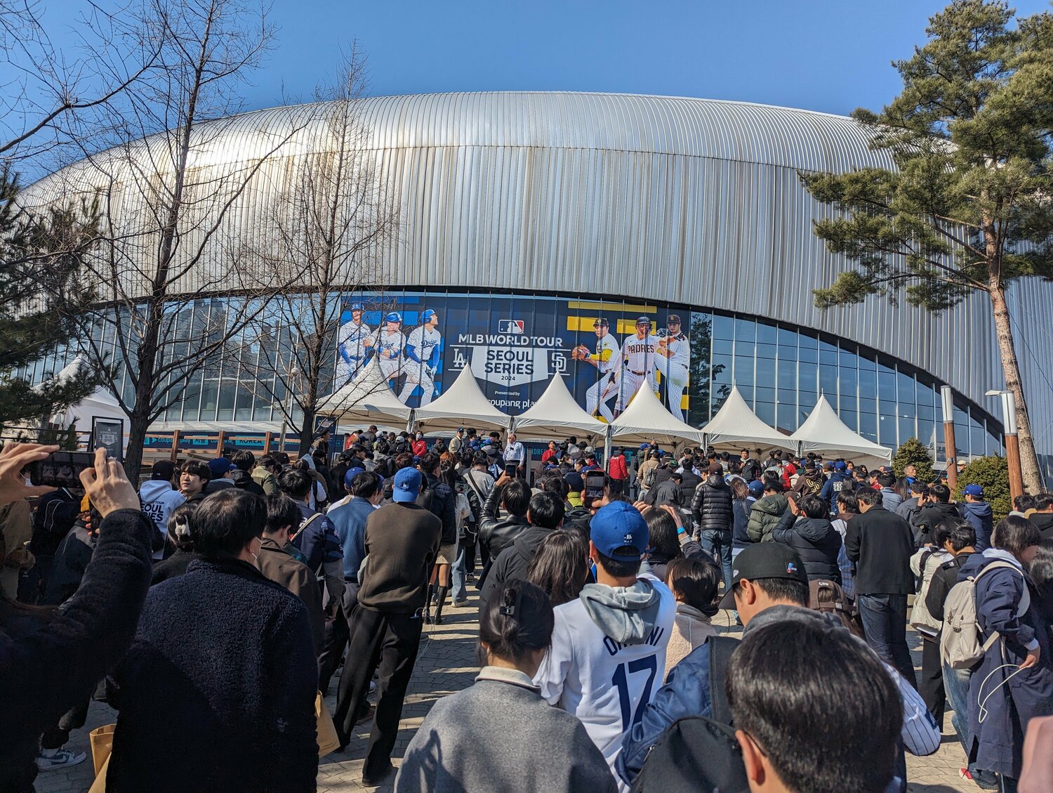 2日目の試合前:多くの熱いファンが球場の開場を待つ ©Aki