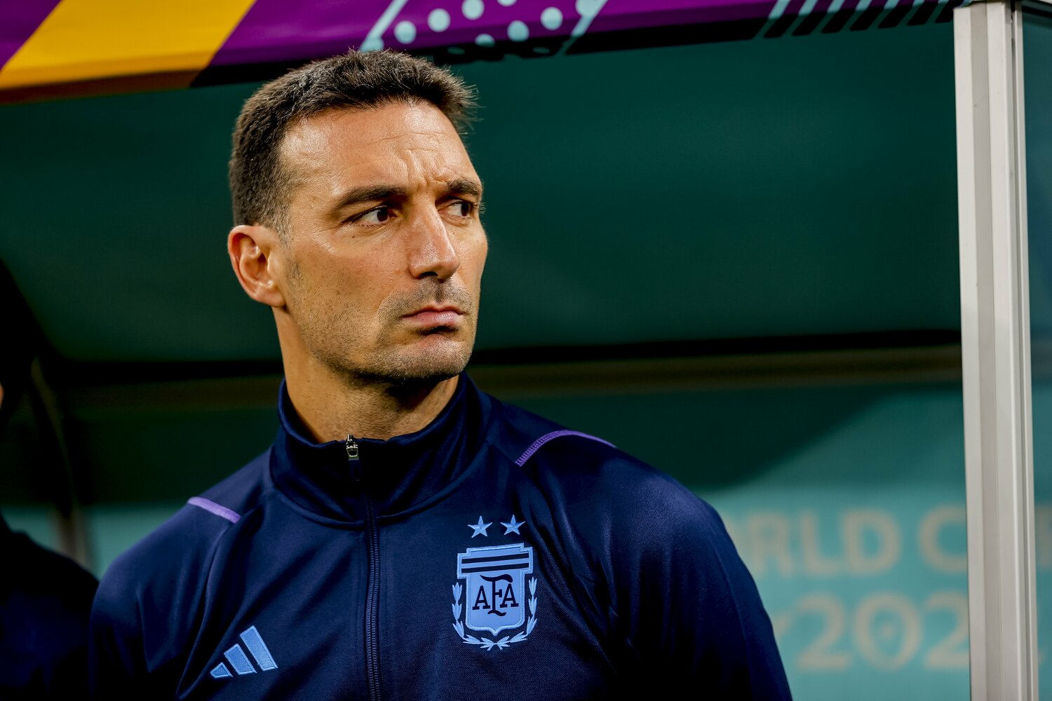 カタール大会を制したアルゼンチンのスカローニ監督は端的かつ用意周到なマネジメントを行っていた ©Kiichi Matsumoto/JMPA