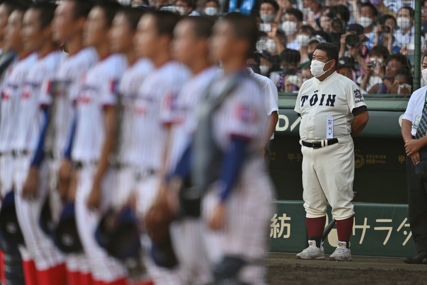 下関国際の校歌斉唱のシーンでの西谷監督　©Hideki Sugiyama