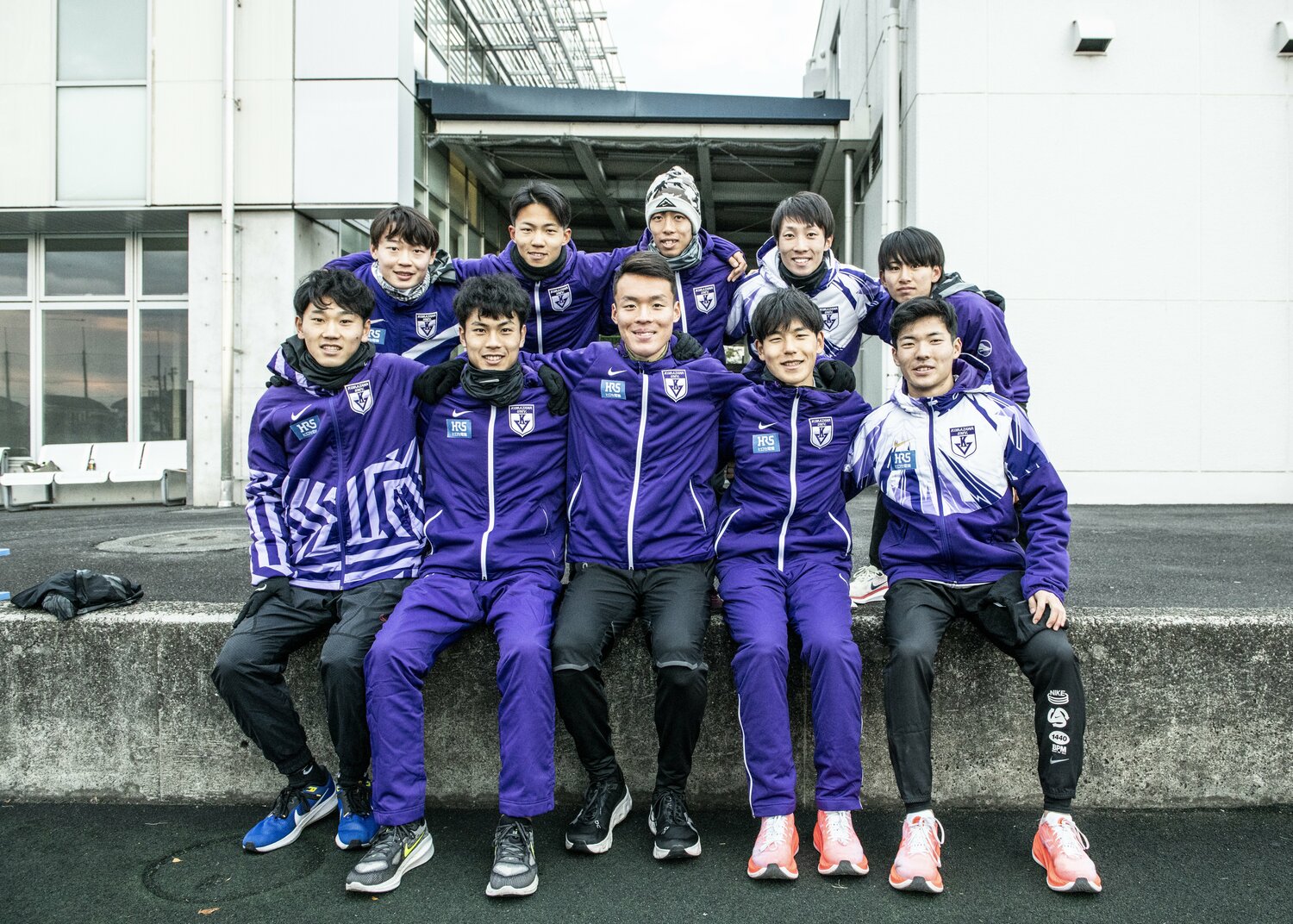 1区から順に集合写真を撮る選手たち。敗戦から一夜明け、その顔には希望を抱かせる笑顔があった ©Shunsuke Mizukami