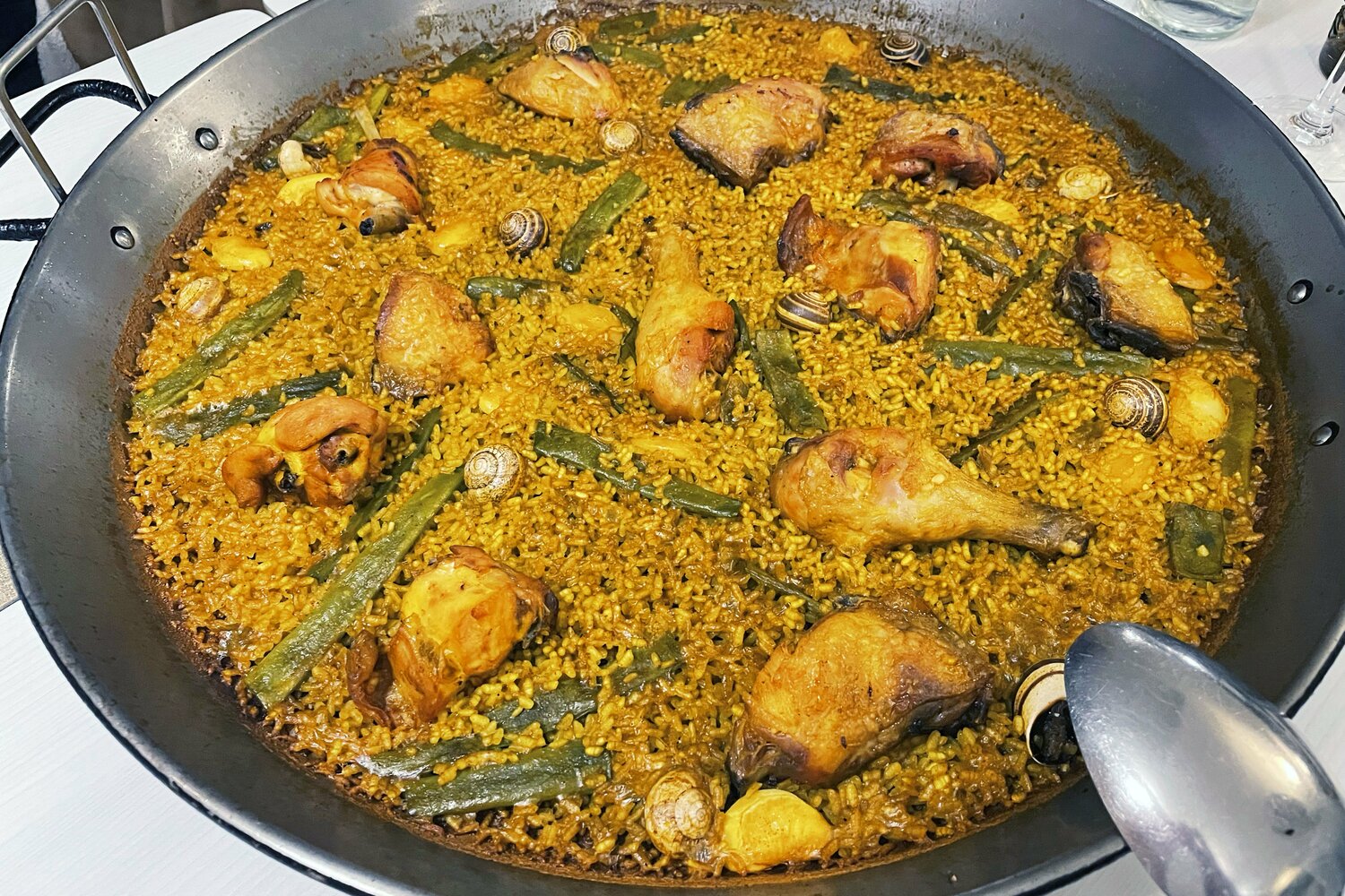 バレンシア風パエージャは、ウサギと鶏肉、インゲン、かたつむりなど山の幸が薄く敷き詰められたお米と共に炊き上げられる ©Daisuke Nakashima