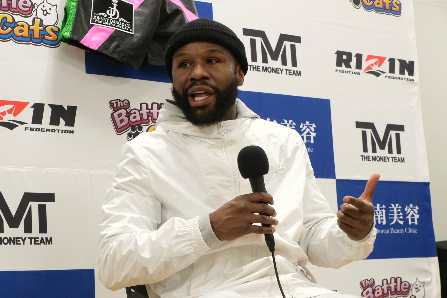 会見やインタビュースペースで、メイウェザーは丁寧に質問に答えていた　©Norihiro Hashimoto