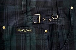 ベルト部分にはボールケースを吊るすためのDリングを付け、ポケットの縁など強度が必要な部分には頑丈なリベットを使用するなど、プレーに役立つディテールにこだわっている