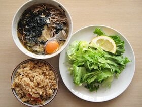 ＜昼＞　とろろ月見そば、かやくごはん、サラダ。
