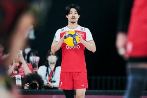 「あーすごいな」“後輩”石川祐希と初対決に本音…じつは今年5月に手術、司令塔が新天地サントリーで目指すアップデートとは？