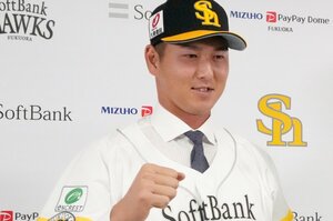 巨人から電撃トレードも「まだ福岡でホテル暮らし」秋広優人“その後”…練習を見た王貞治がソフトバンク現地記者に“本音”「おとなしい打ち方するね」