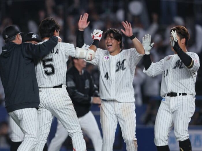 「一つだけお願い…」ロッテ・吉井理人監督はそのとき何を切り出した？ 延長10回3点差から大逆転…“劇的突破”を叶えた指揮官の「言葉術」＜Number Web＞ photograph by Chiba Lotte Marines