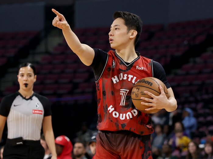 河村勇輝“パリ五輪・疑惑の笛”で議論を呼んだ因縁のレフリーと再会「彼女を見るとフランス戦を思い出しますね…でも恨む気持ちはまったくない」＜Number Web＞ photograph by Joe Murphy/NBAE via Getty Images