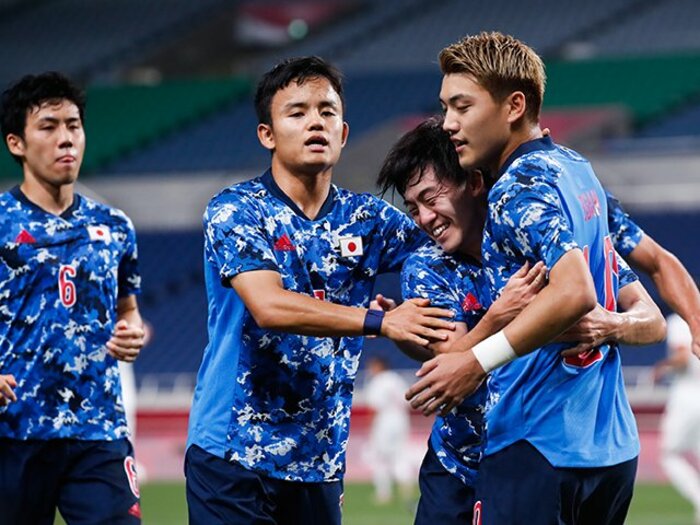 久保建英「堂安選手が左手で…」Wエース弾でメキシコ撃破 インタビュアー内田篤人が吉田麻也に「ちゃんとやって」とツッコめるほど好ムード〈五輪サッカー男子〉<Number Web> photograph by Naomi Baker/Getty Images